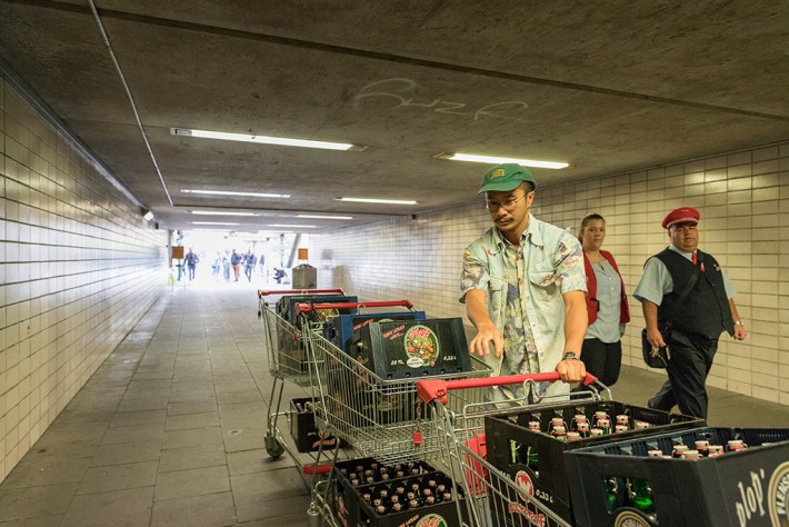 Freibier am Mönchengladbacher Einkaufsbahnhof, Performance, 2017 (Foto: Roland Baege)